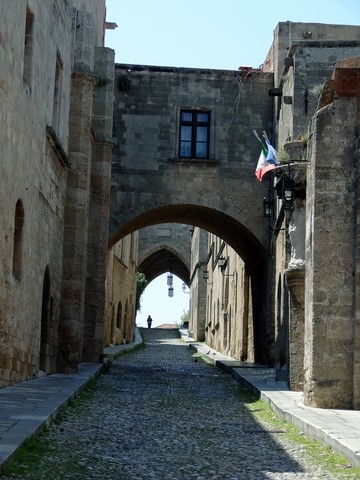 rue pavée à Rhodes